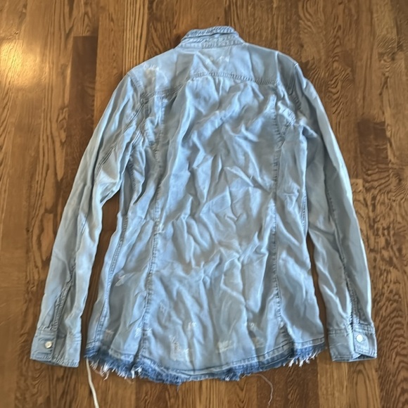 Blank NYC Woman’s Blue Denim Button Down Size Small - Picture 4 of 6